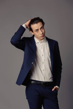 Mavi takım elbise ile beyaz gömlek giymiş iş moda adamı