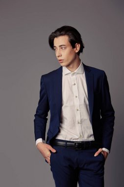 Mavi takım elbise ile beyaz gömlek giymiş iş moda adamı