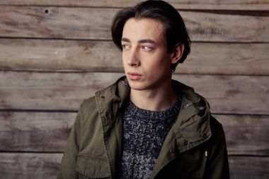 Yakışıklı adam ahşap kırsal ev iç