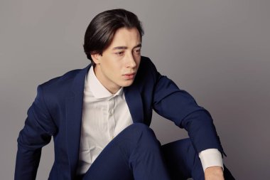 Mavi takım elbise ile beyaz gömlek giymiş iş moda adamı