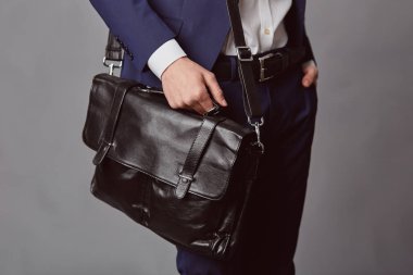 Mavi takım elbise ile beyaz gömlek giymiş iş moda adamı