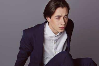 Mavi takım elbise ile beyaz gömlek giymiş iş moda adamı