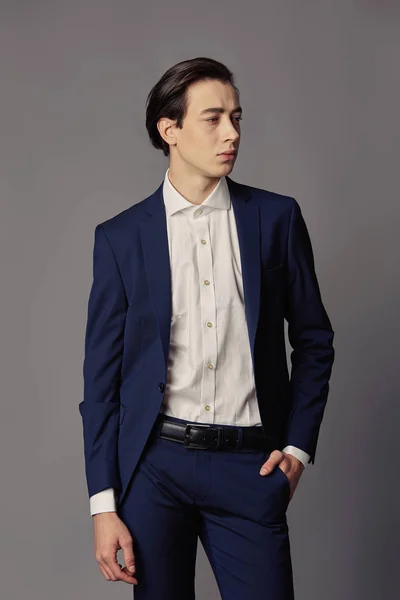 Mavi takım elbise ile beyaz gömlek giymiş iş moda adamı — Stok fotoğraf