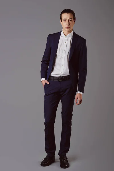 Üzleti divat férfi kék öltönyt, fehér inget viselt — Stock Fotó