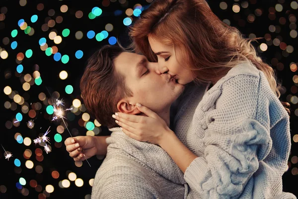 Feliz jovem casal apaixonado — Fotografia de Stock