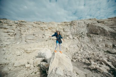 Genç kadın poz ve dans renkli elbise giymiş