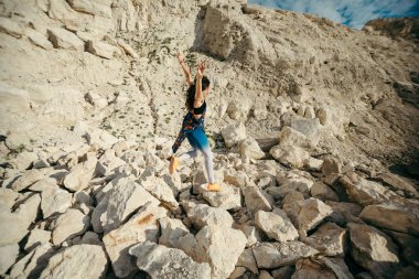 Genç kadın poz ve dans renkli elbise giymiş