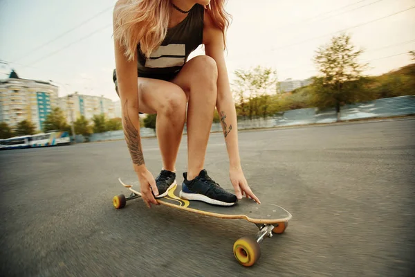 Frumoasa fata tanara cu tatuaje de echitatie longboard în vreme însorită — Fotografie, imagine de stoc