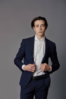 Mavi takım elbise ile beyaz gömlek giymiş iş moda adamı
