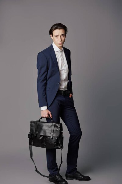 Деловой человек в синем костюме с белой рубашкой
