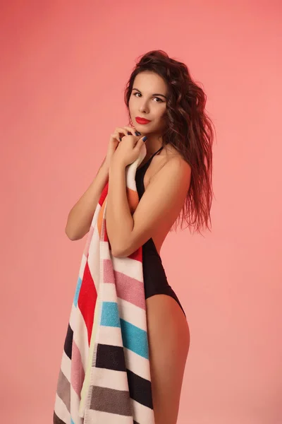 Krásná a mladá dáma v plavky drží barevný ručník — Stock fotografie