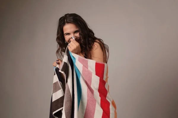 Hermosa y joven dama en trajes de baño con toalla de colores —  Fotos de Stock