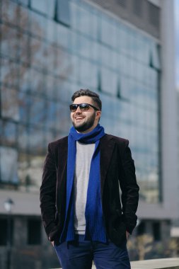 Şehirdeki bir yolda yakışıklı genç