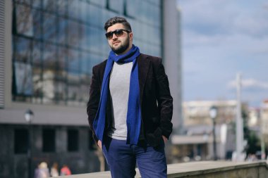 Şehirdeki bir yolda yakışıklı genç