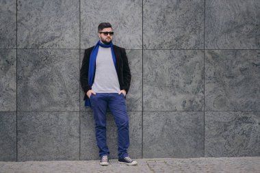 Şehirdeki bir yolda yakışıklı genç