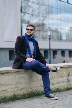 Şehirdeki bir yolda yakışıklı genç