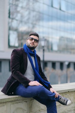 Şehirdeki bir yolda yakışıklı genç