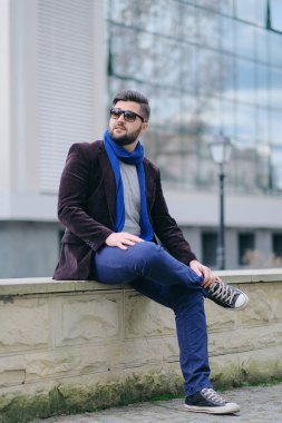 Şehirdeki bir yolda yakışıklı genç