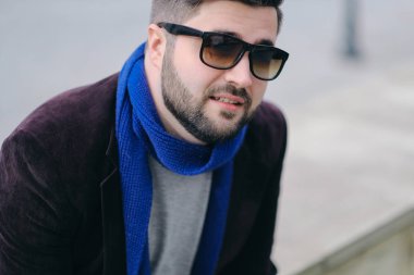 Şehirdeki bir yolda yakışıklı genç