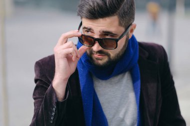 Şehirdeki bir yolda yakışıklı genç