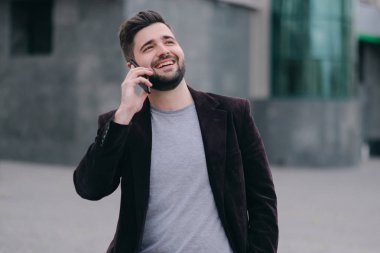 Genç adam sokakta cep telefonunuzla