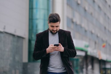 Genç adam sokakta cep telefonunuzla