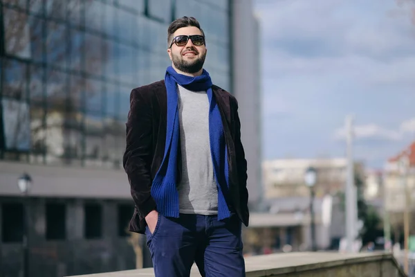 Knappe jonge man op een wandeling in de stad — Stockfoto