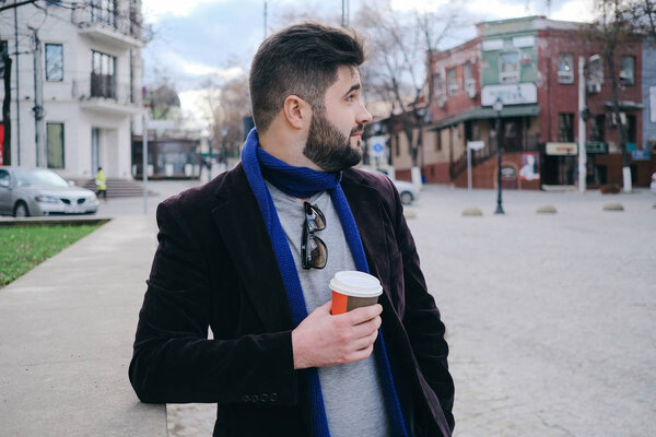 Красивый молодой человек на прогулке в городе
