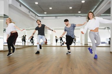 Genç modern dansçılar stüdyoda dans grubu