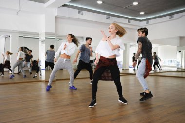 Genç modern dansçılar stüdyoda dans grubu