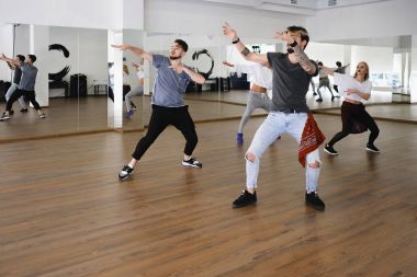 Genç modern dansçılar stüdyoda dans grubu