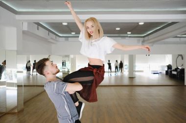 Genç modern dansçılar stüdyoda dans