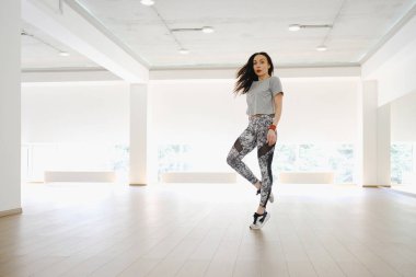 Genç modern dansçı stüdyoda