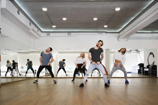 Gruppo di giovani ballerini moderni che ballano in studio — Foto Stock