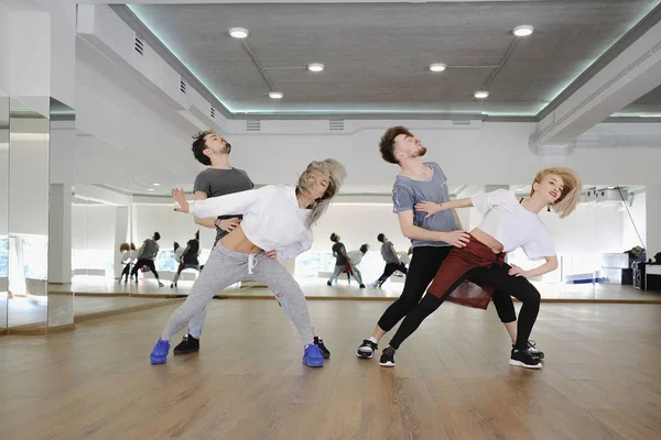 Gruppo di giovani ballerini moderni che ballano in studio — Foto Stock