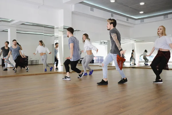 Grupo de jóvenes bailarines modernos bailando en el estudio — Foto de Stock