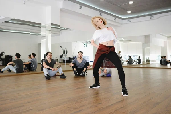 Grupo de jóvenes bailarines modernos bailando en el estudio — Foto de Stock