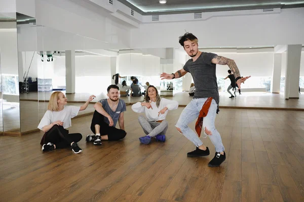 Grupo de jóvenes bailarines modernos bailando en el estudio — Foto de Stock