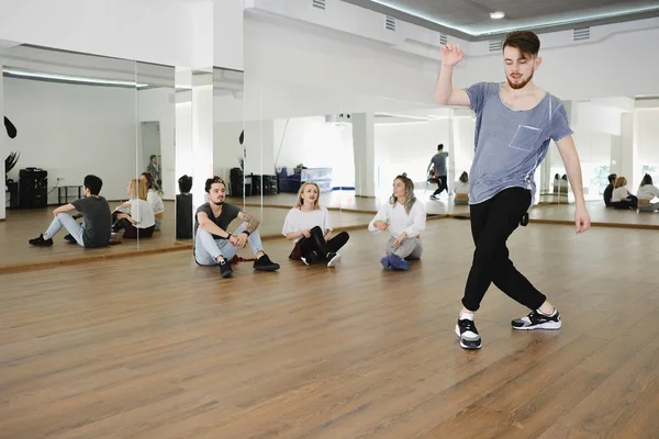 Grupo de jóvenes bailarines modernos bailando en el estudio — Foto de Stock