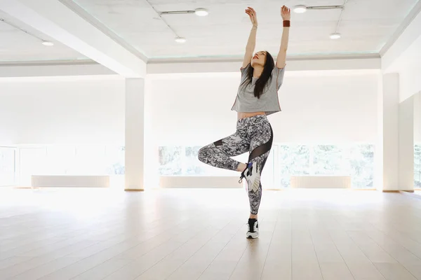 Joven bailarina moderna bailando en el estudio — Foto de Stock