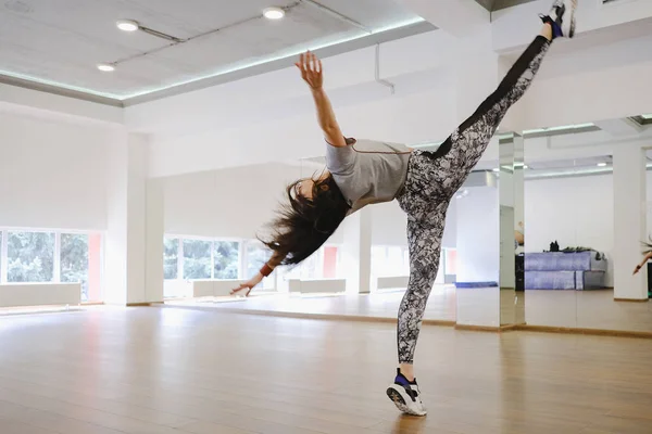 Joven bailarina moderna bailando en el estudio — Foto de Stock