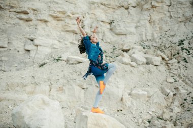 Genç kadın poz ve dans renkli elbise giymiş