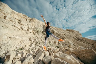 Genç kadın poz ve dans renkli elbise giymiş
