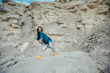 Genç kadın poz ve dans renkli elbise giymiş