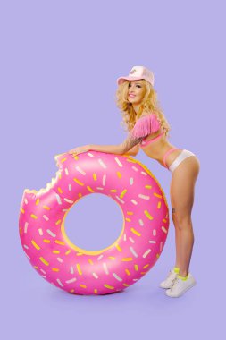 İzole dövmeli güzel seksi kız