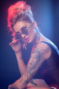 Stüdyoda ışık altında poz veren güzel bir kadın model.