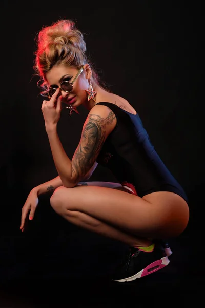 Krásná sexy dívka s tetováním, samostatný — Stock fotografie