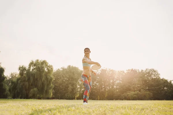 Junge athletische Mädchen spielt mit fliegender Scheibe, ultimative — Stockfoto