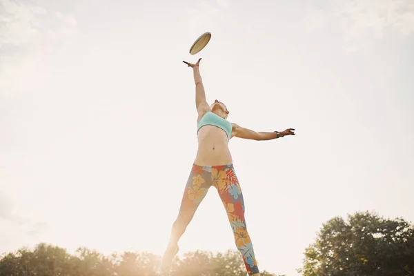 Giovane ragazza atletica giocare con disco volante, ultimo — Foto Stock