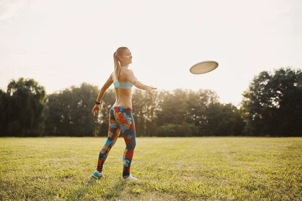 Chica atlética joven jugando con disco volador, final — Foto de Stock